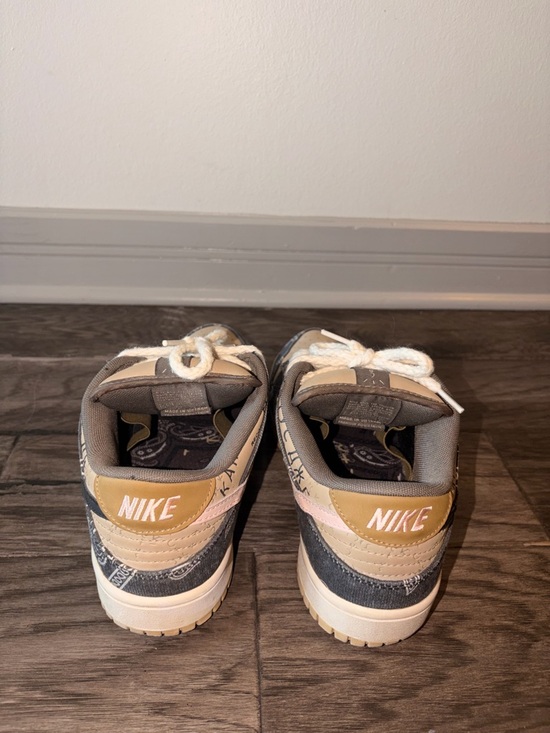 Nike x Travis Scott SB Dunk Low  - Beige, Black - Picture 5 of 6